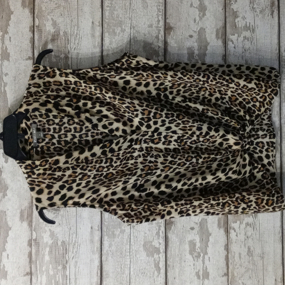 Roz & Ali Large Leopard Sleeveless Blouse Twist Bottom Front